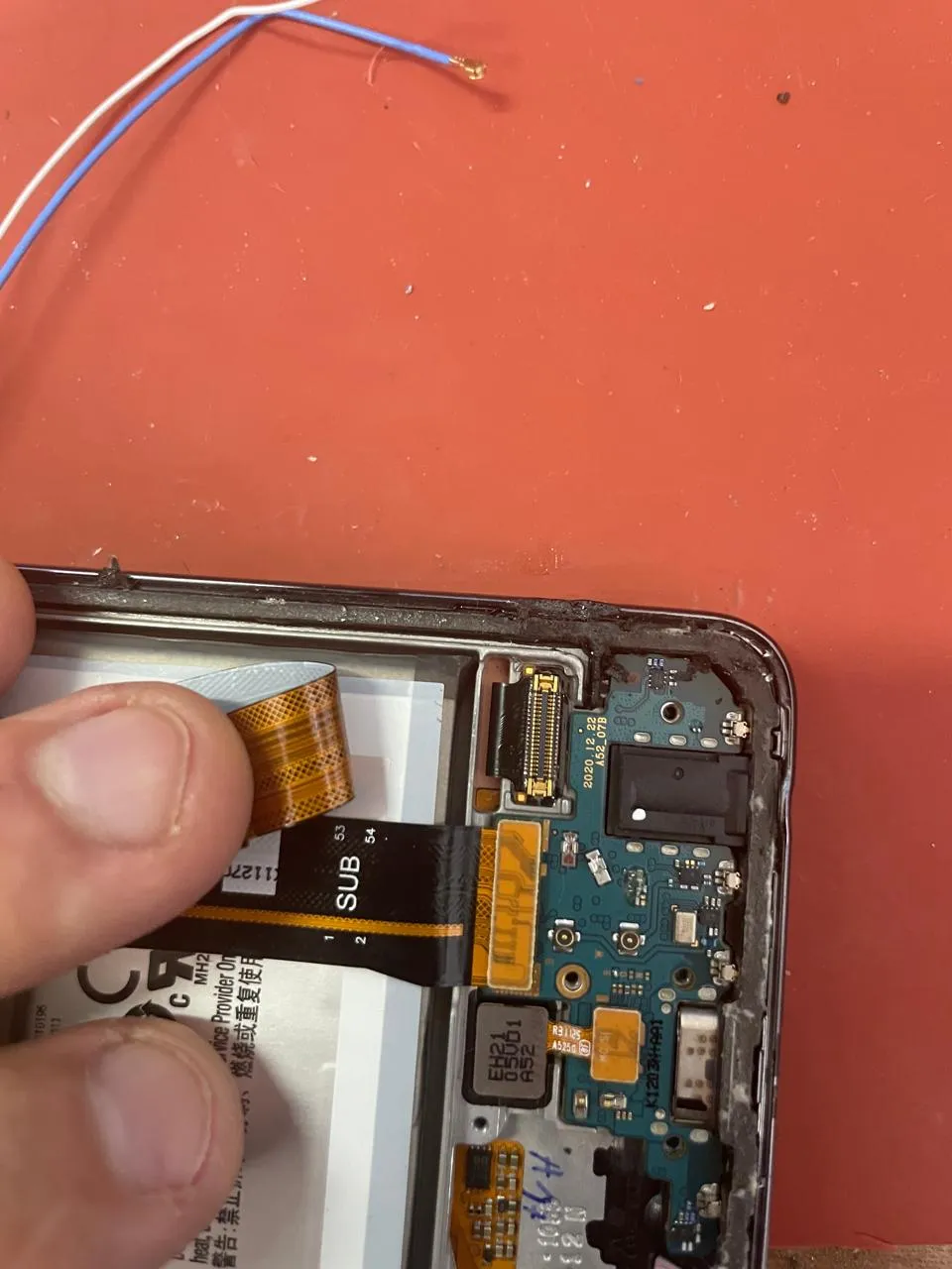 Celulares e tablets na bancada da AmigoSmart