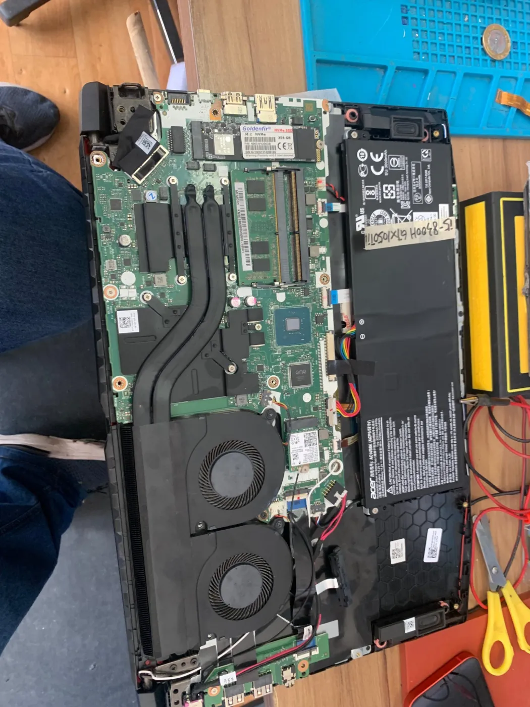 Notebooks e computadores na bancada da AmigoSmart