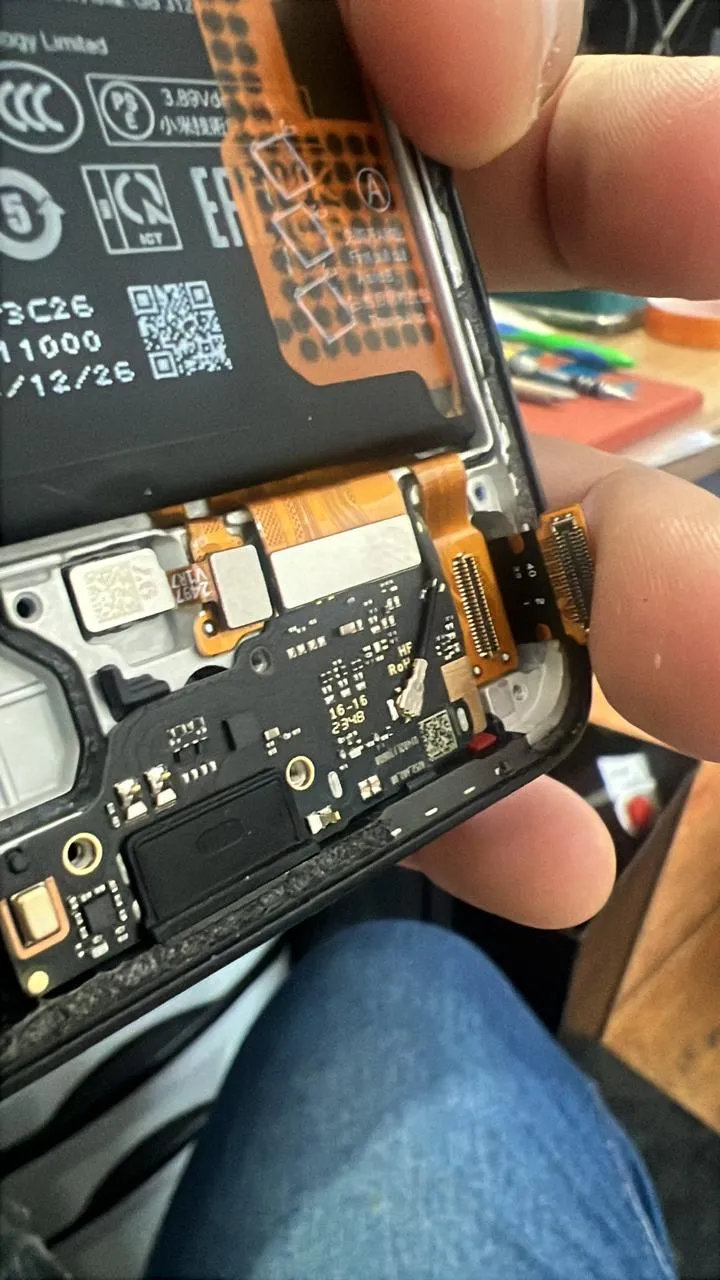 Reparo em placa na bancada da AmigoSmart