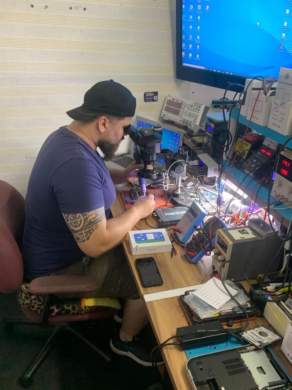 Técnico da AmigoSmart medindo uma placa no microscópio